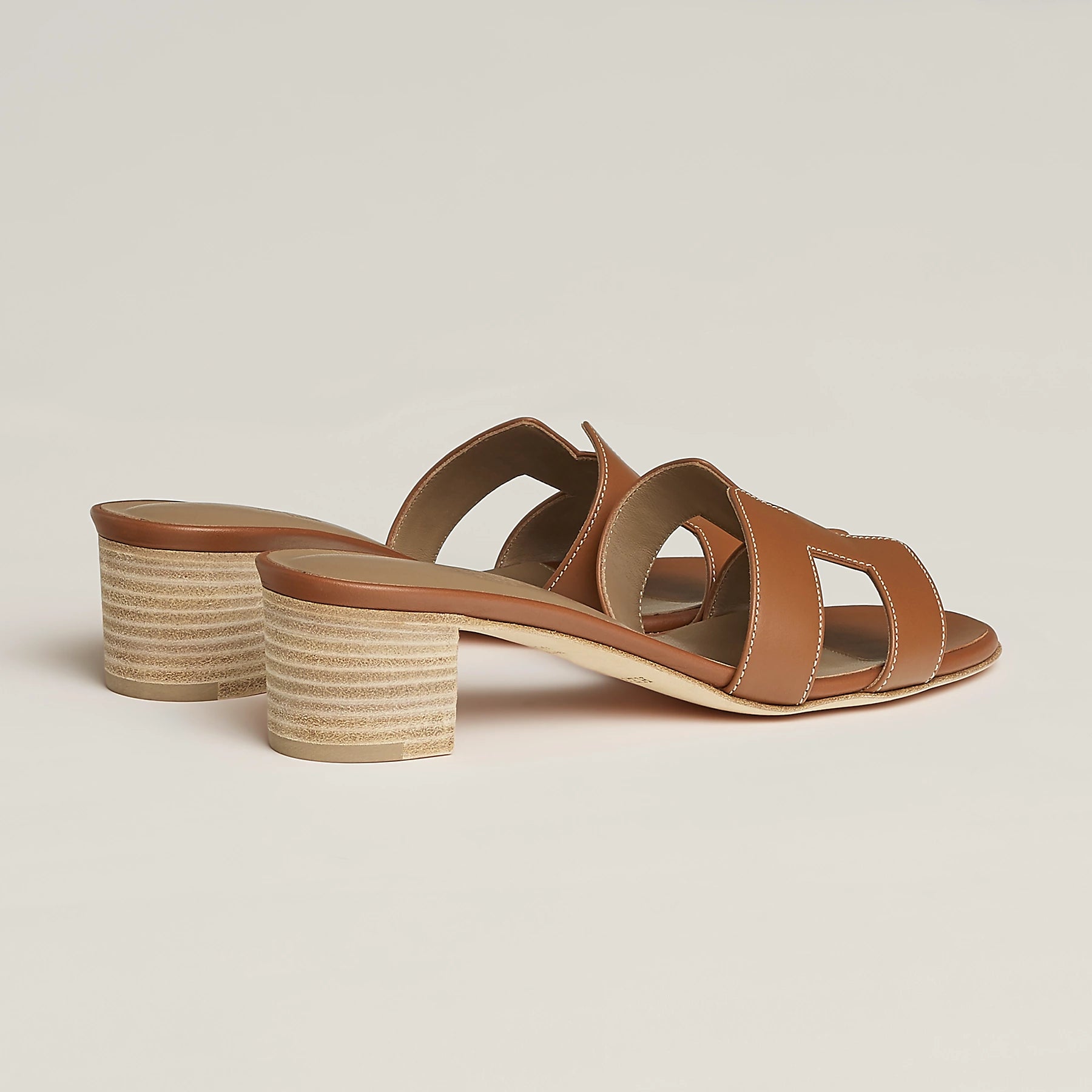 Hermes Oasis Sandal - 經典 H 字設計與柔軟皮革，結合優雅與舒適。