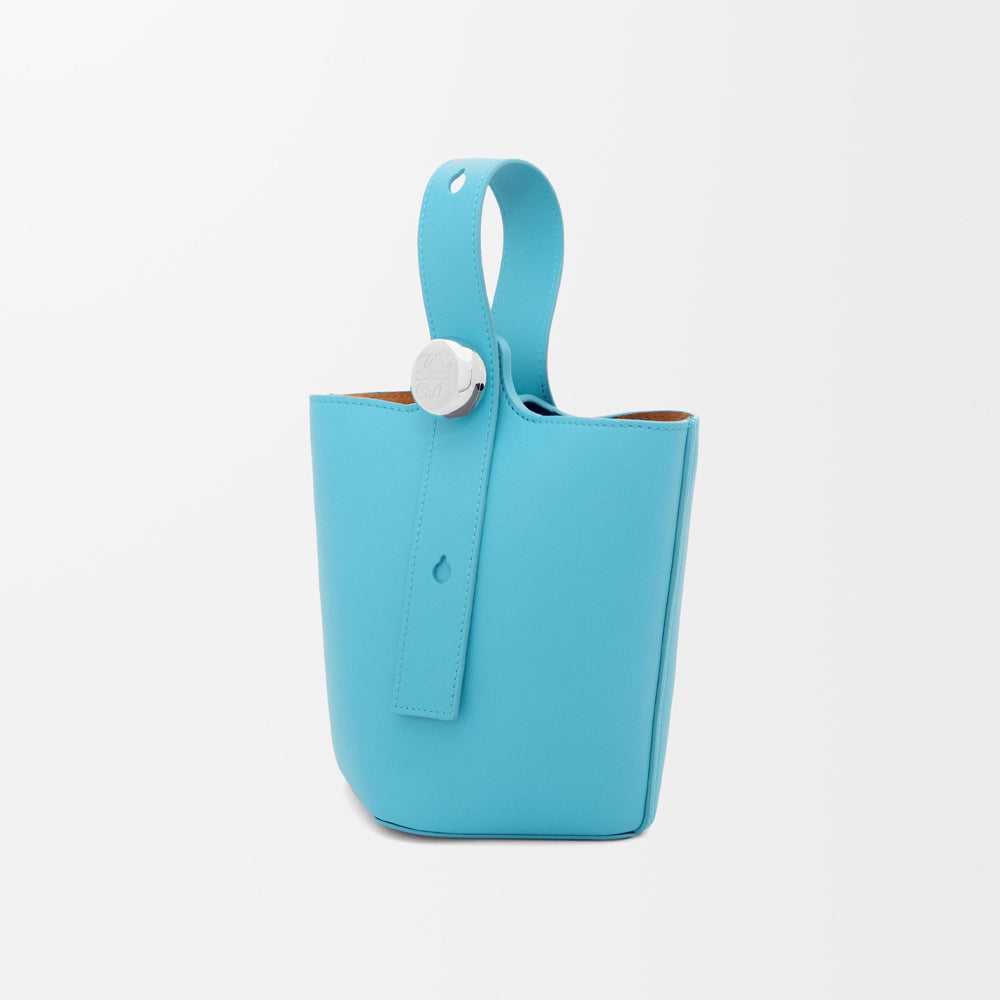 Loewe Mini Pebble bucket in smooth calfskin (Sky Blue)