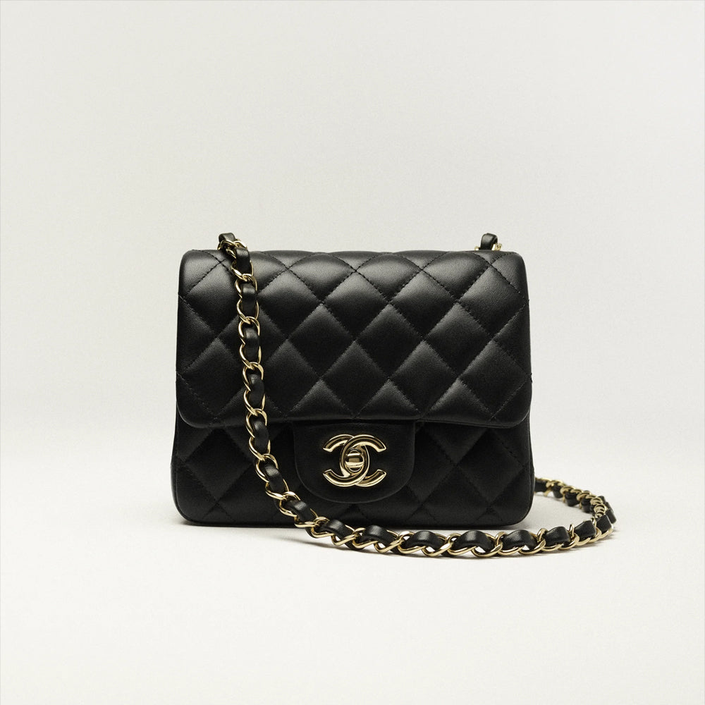 Chanel Mini Classic Flap Bag 17 cm – 經典迷你翻蓋包，精緻小羊皮皮革材質，搭配標誌性菱格紋與金屬鏈條設計。