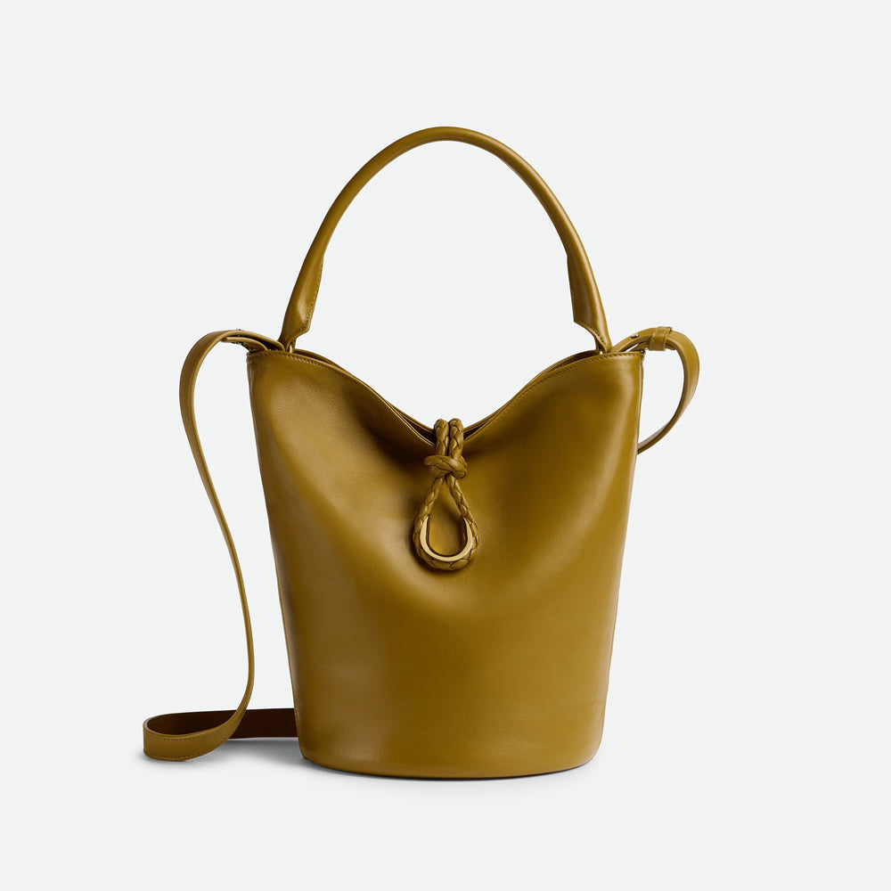 Bottega Veneta Liberta Bucket，水桶包設計與柔軟皮革結合，展現自然美感。