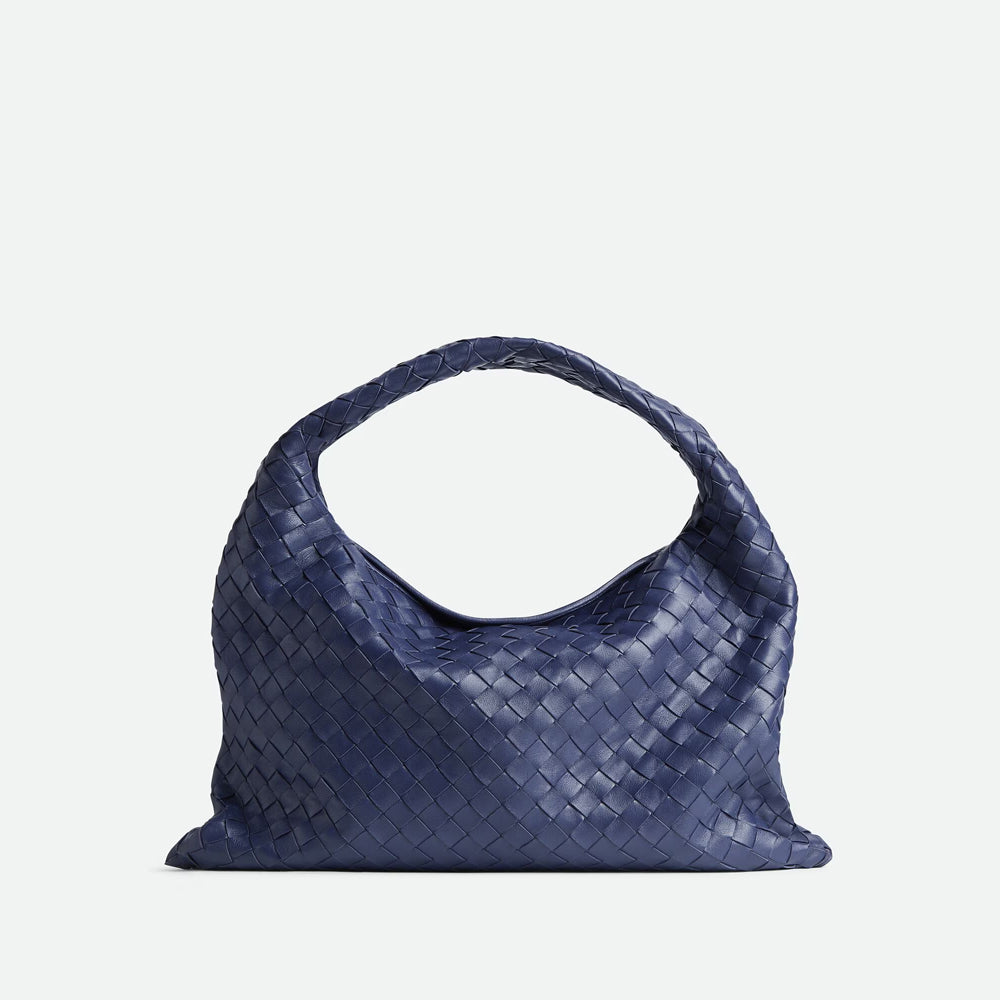 Bottega Veneta Hop 手袋，俐落線條與輕便設計，展現現代簡約風格。