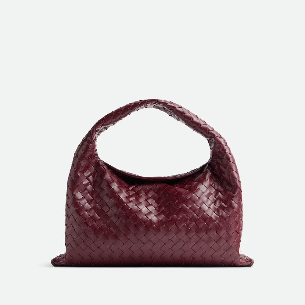 Bottega Veneta Hop 手袋，俐落線條與輕便設計，展現現代簡約風格。