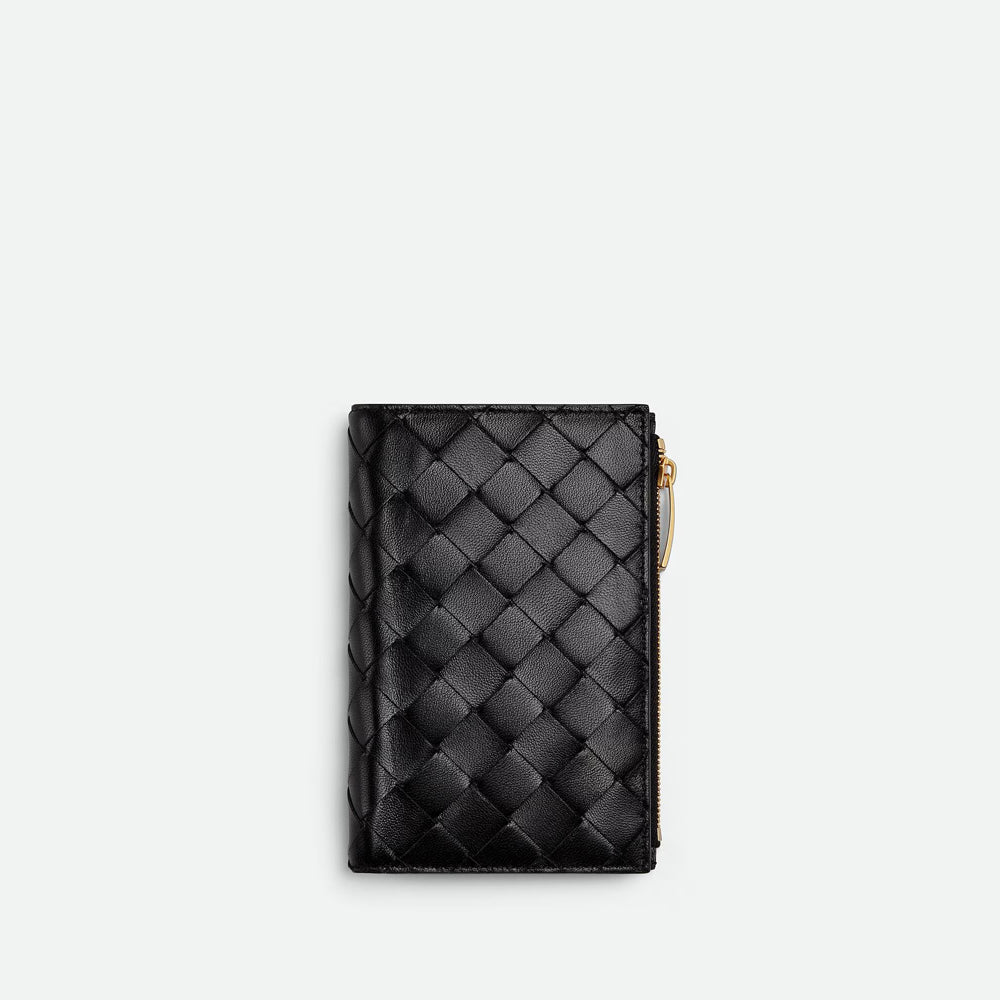 Bottega Veneta 中型 Intrecciato 編織雙折錢包，設有拉鏈隔層，結合經典與實用性。