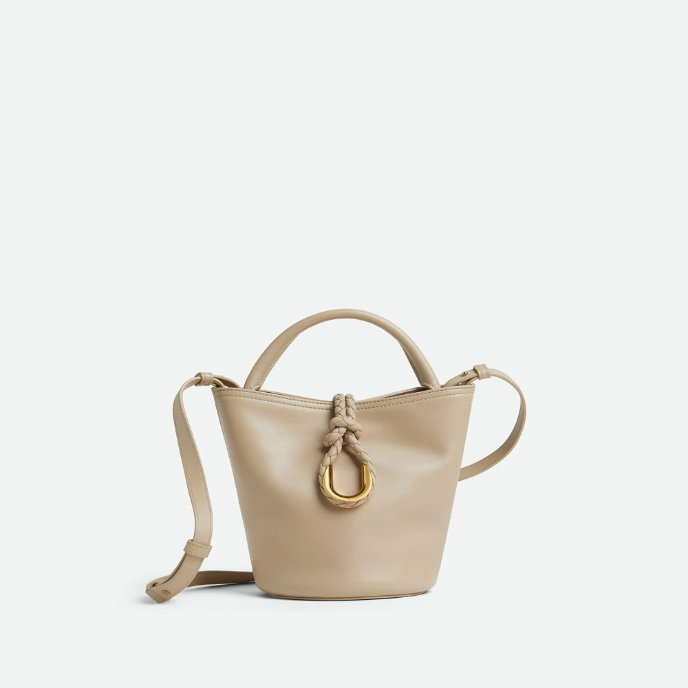 Bottega Veneta Small Liberta Bucket，精緻小巧，適合輕便日常或休閒造型搭配。