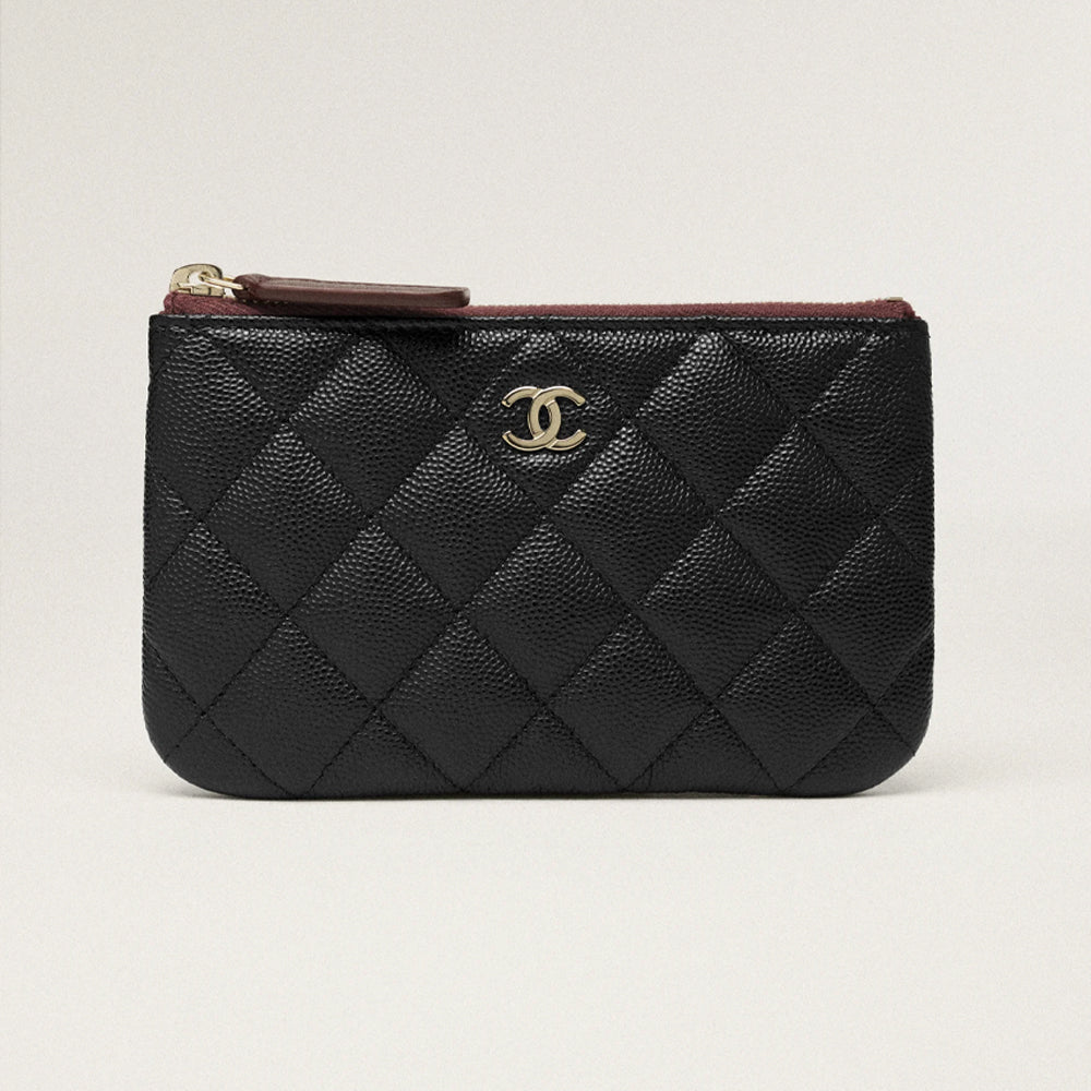 Chanel Classic Small Zipped Pouch – 經典小型拉鍊手拿包，優雅皮革材質搭配金屬標誌，適合日常攜帶。