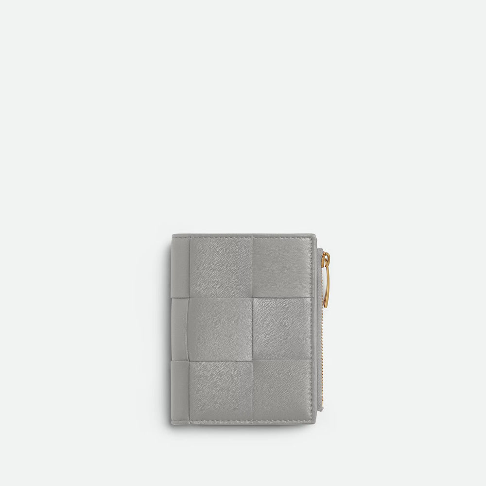 Bottega Veneta Cassette 小型雙折錢包，採用品牌標誌性編織設計，時尚小巧。