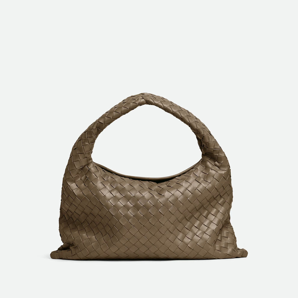 Bottega Veneta Hop 手袋，俐落線條與輕便設計，展現現代簡約風格。