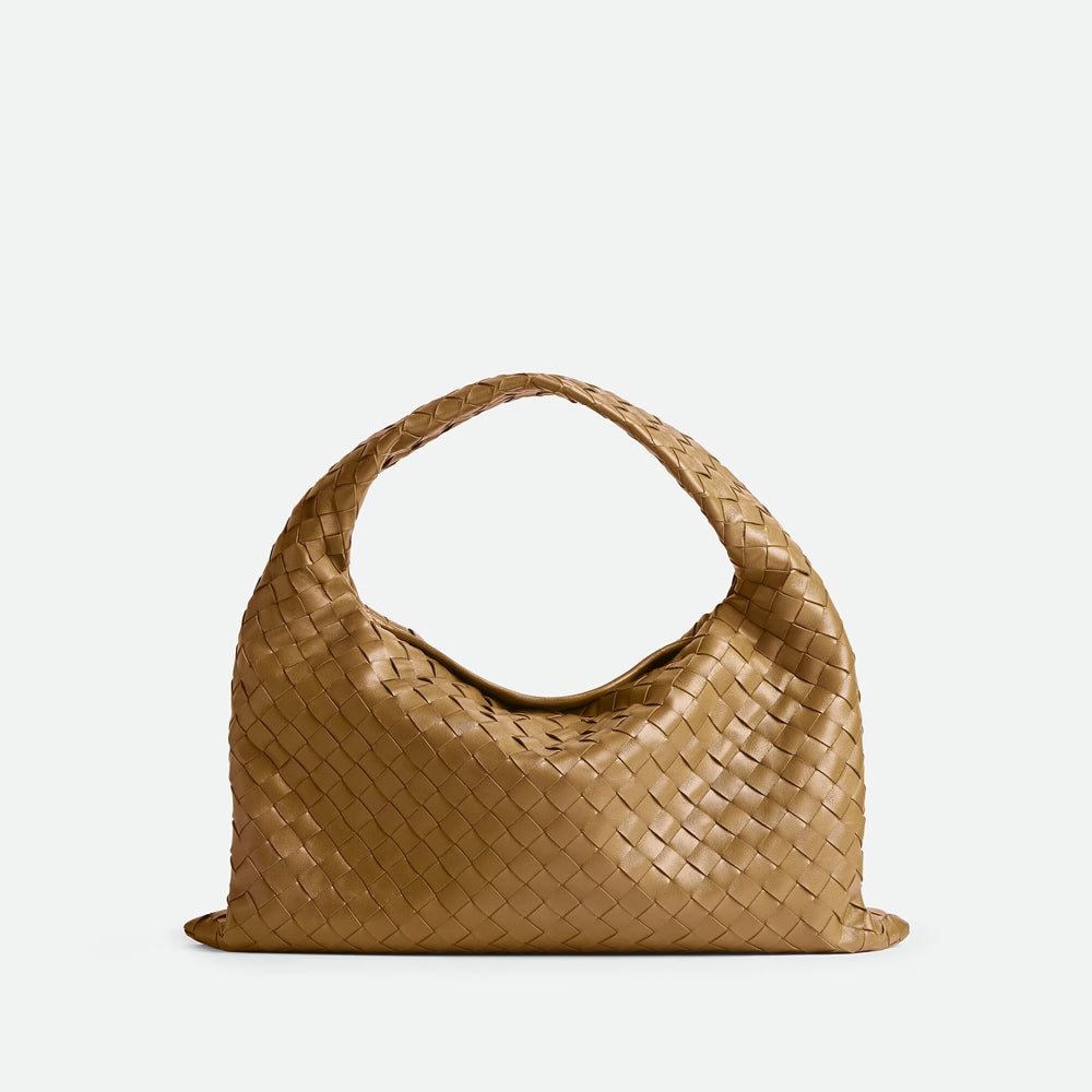 Bottega Veneta Hop 手袋，俐落線條與輕便設計，展現現代簡約風格。