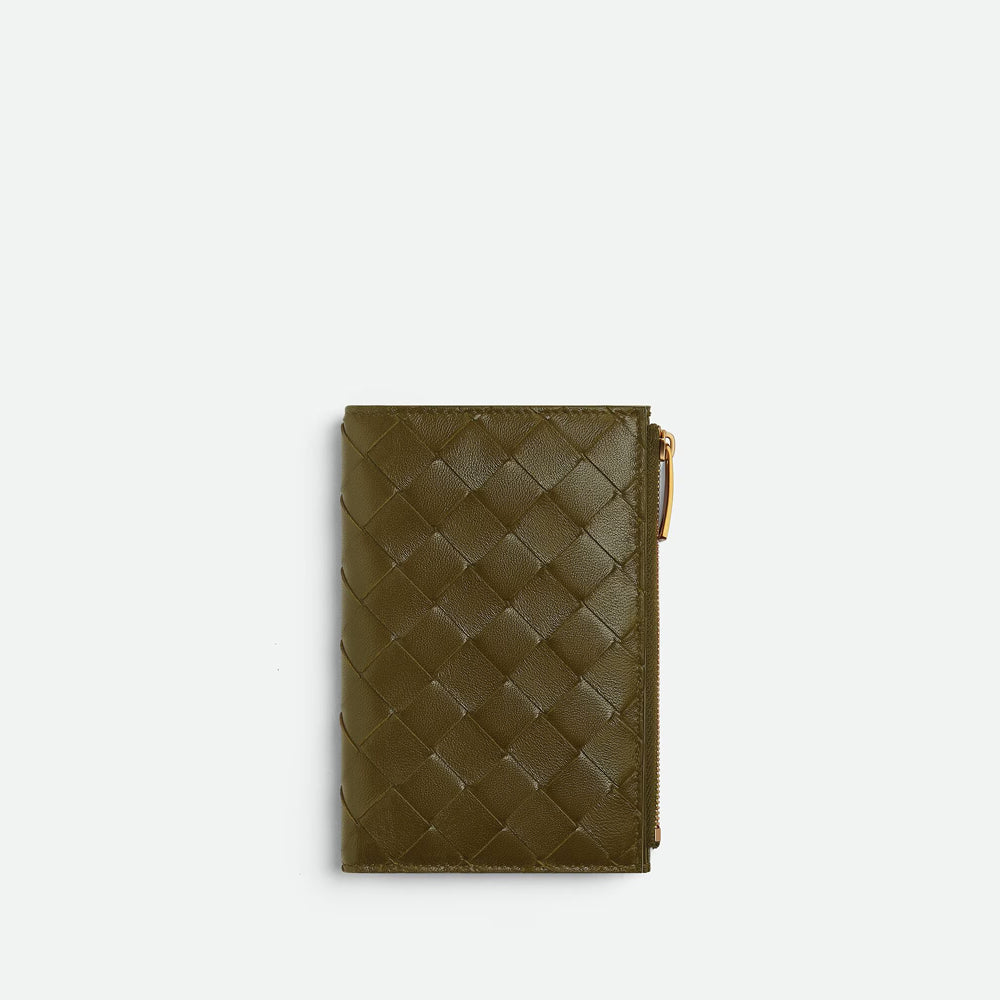 Bottega Veneta Medium Intrecciato 編織雙折錢包，設有拉鏈隔層，結合經典與實用性。