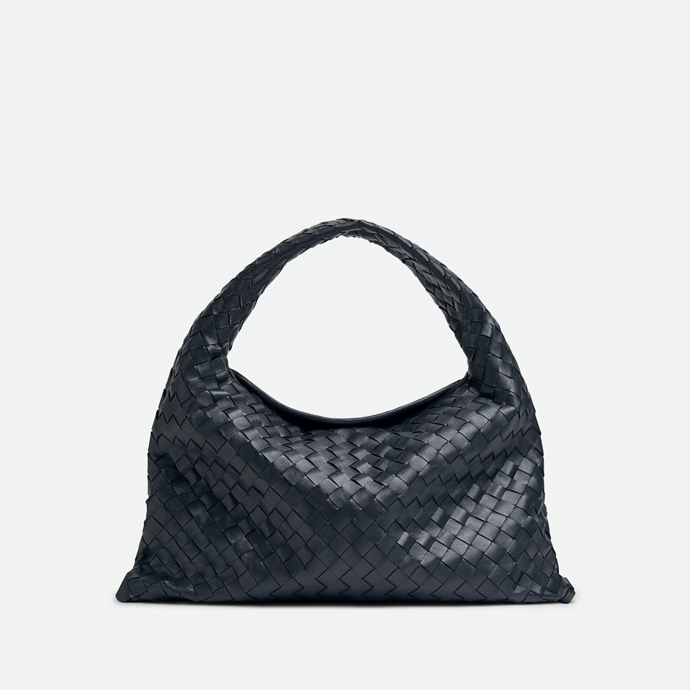 Bottega Veneta Hop 手袋，俐落線條與輕便設計，展現現代簡約風格。