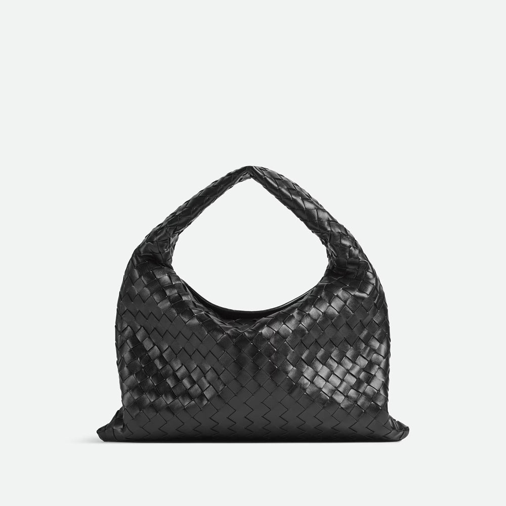 Bottega Veneta Hop 手袋，俐落線條與輕便設計，展現現代簡約風格。