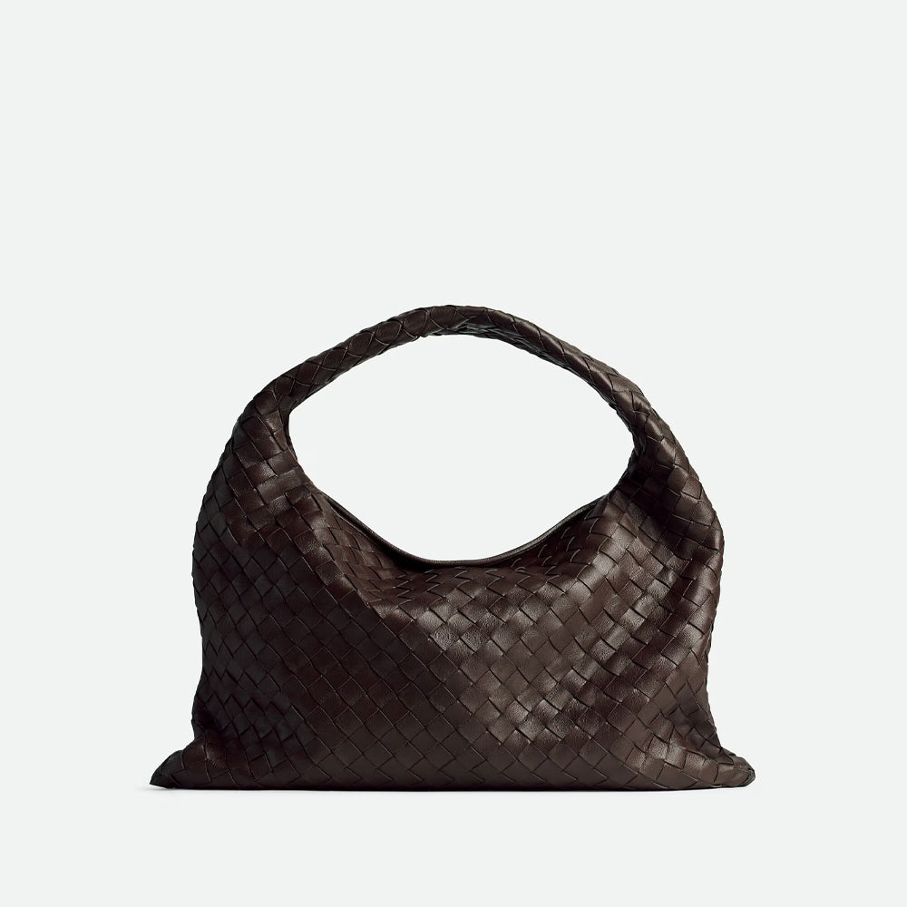 Bottega Veneta Hop 手袋，俐落線條與輕便設計，展現現代簡約風格。