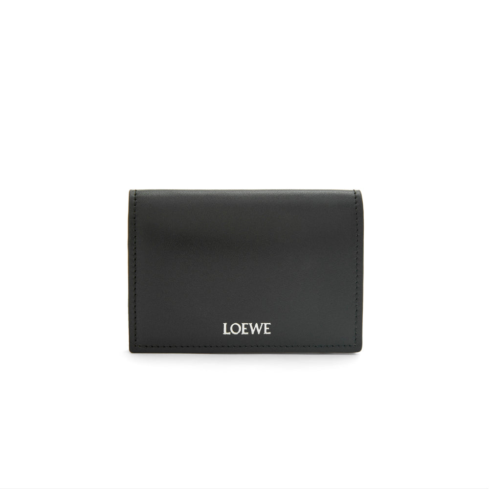 Loewe Slim Bifold Cardholder – 採用光滑小牛皮，極簡設計與實用卡槽結合，適合日常收納。