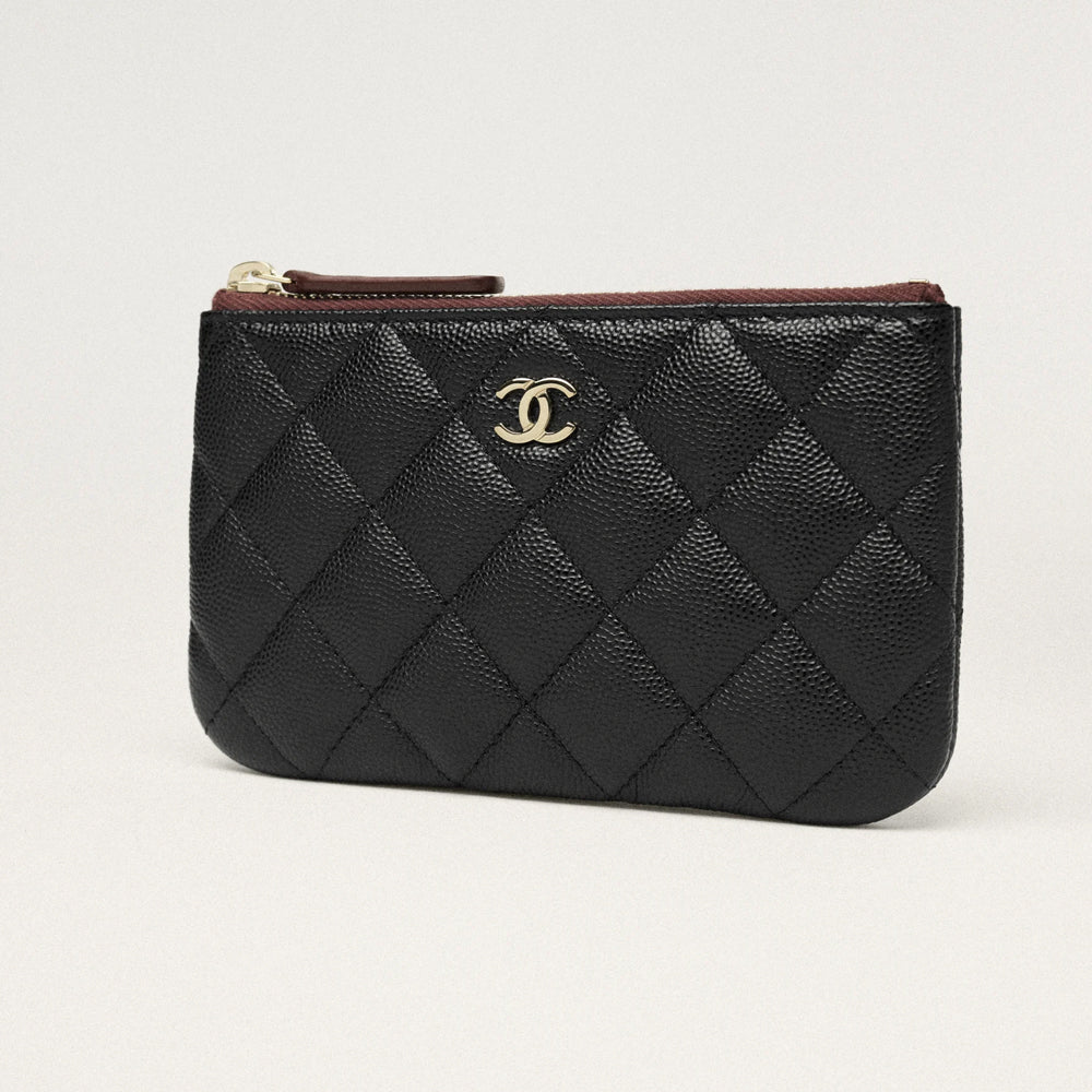 Chanel Classic Small Zipped Pouch – 經典小型拉鍊手拿包，優雅皮革材質搭配金屬標誌，適合日常攜帶。