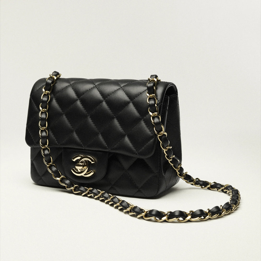 Chanel Mini Classic Flap Bag 17 cm – 經典迷你翻蓋包，精緻小羊皮皮革材質，搭配標誌性菱格紋與金屬鏈條設計。