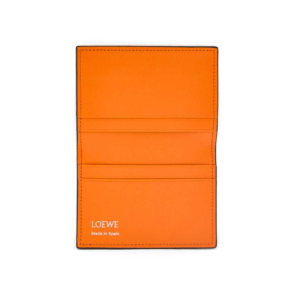 Loewe Slim Bifold Cardholder – 採用光滑小牛皮，極簡設計與實用卡槽結合，適合日常收納。