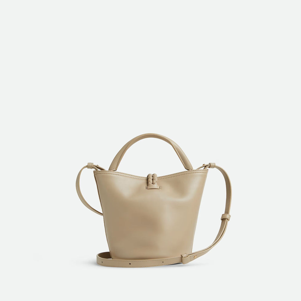 Bottega Veneta Small Liberta Bucket，精緻小巧，適合輕便日常或休閒造型搭配。