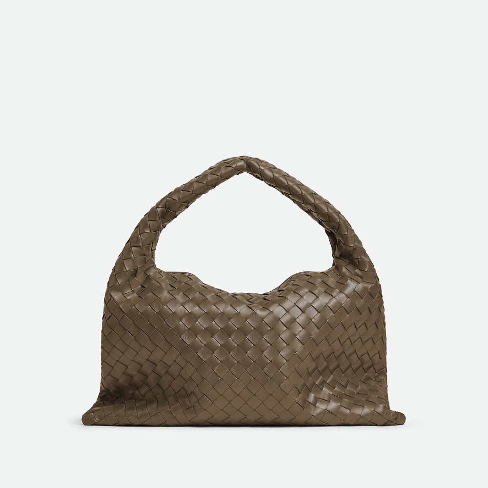 Bottega Veneta Hop 手袋，俐落線條與輕便設計，展現現代簡約風格。