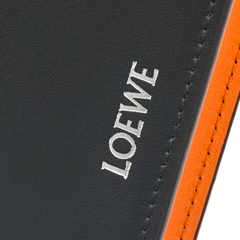 Loewe Slim Bifold Cardholder – 採用光滑小牛皮，極簡設計與實用卡槽結合，適合日常收納。