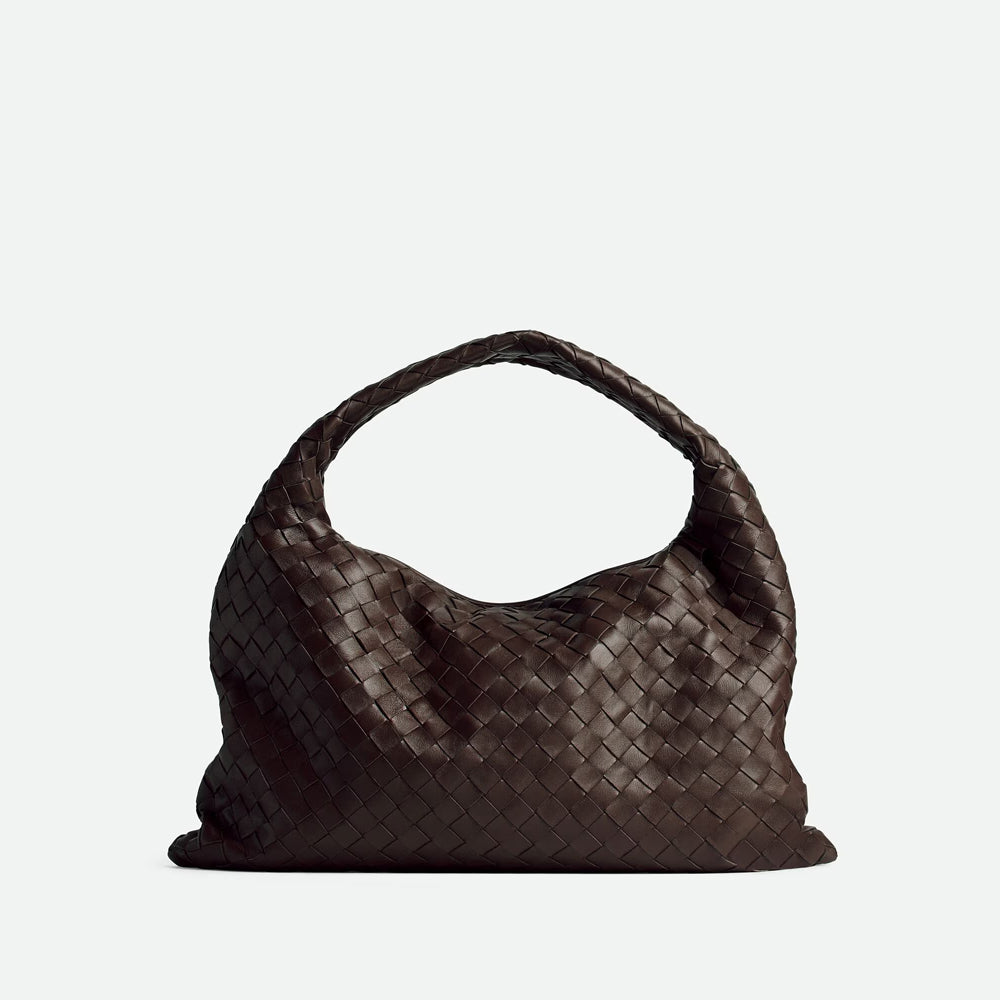 Bottega Veneta Hop 手袋，俐落線條與輕便設計，展現現代簡約風格。