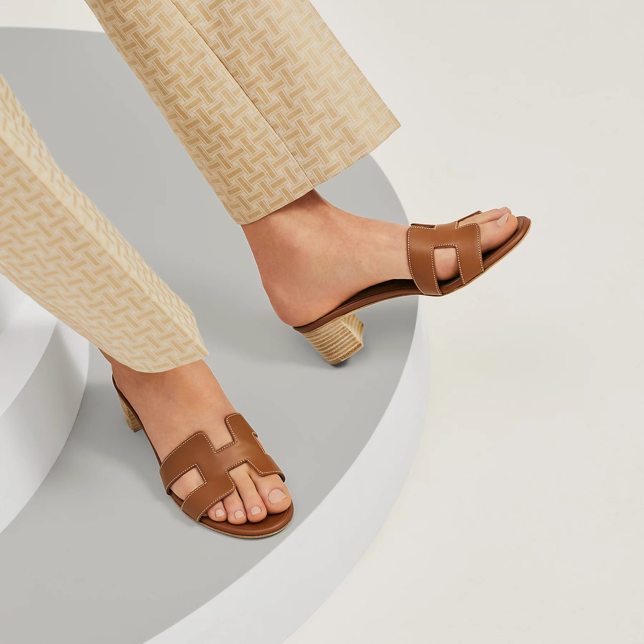 Hermes Oasis Sandal - 經典 H 字設計與柔軟皮革，結合優雅與舒適。