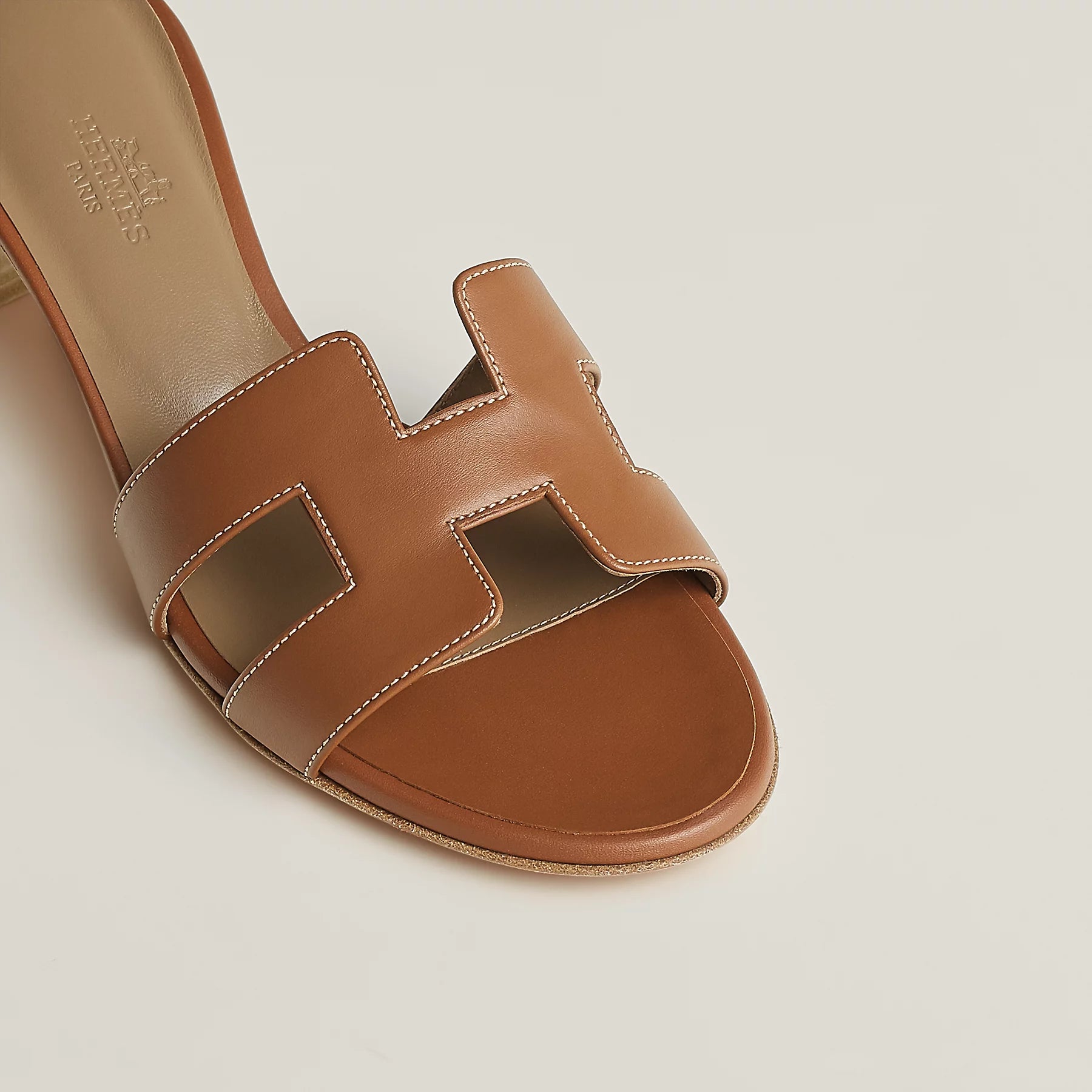 Hermes Oasis Sandal - 經典 H 字設計與柔軟皮革，結合優雅與舒適。