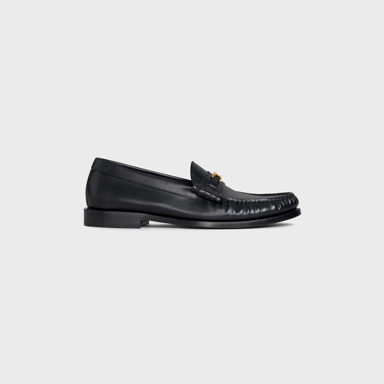 Celine Luco Triomphe Loafer – 採用拋光小牛皮，搭配品牌標誌性 Triomphe 細節，優雅而時尚。