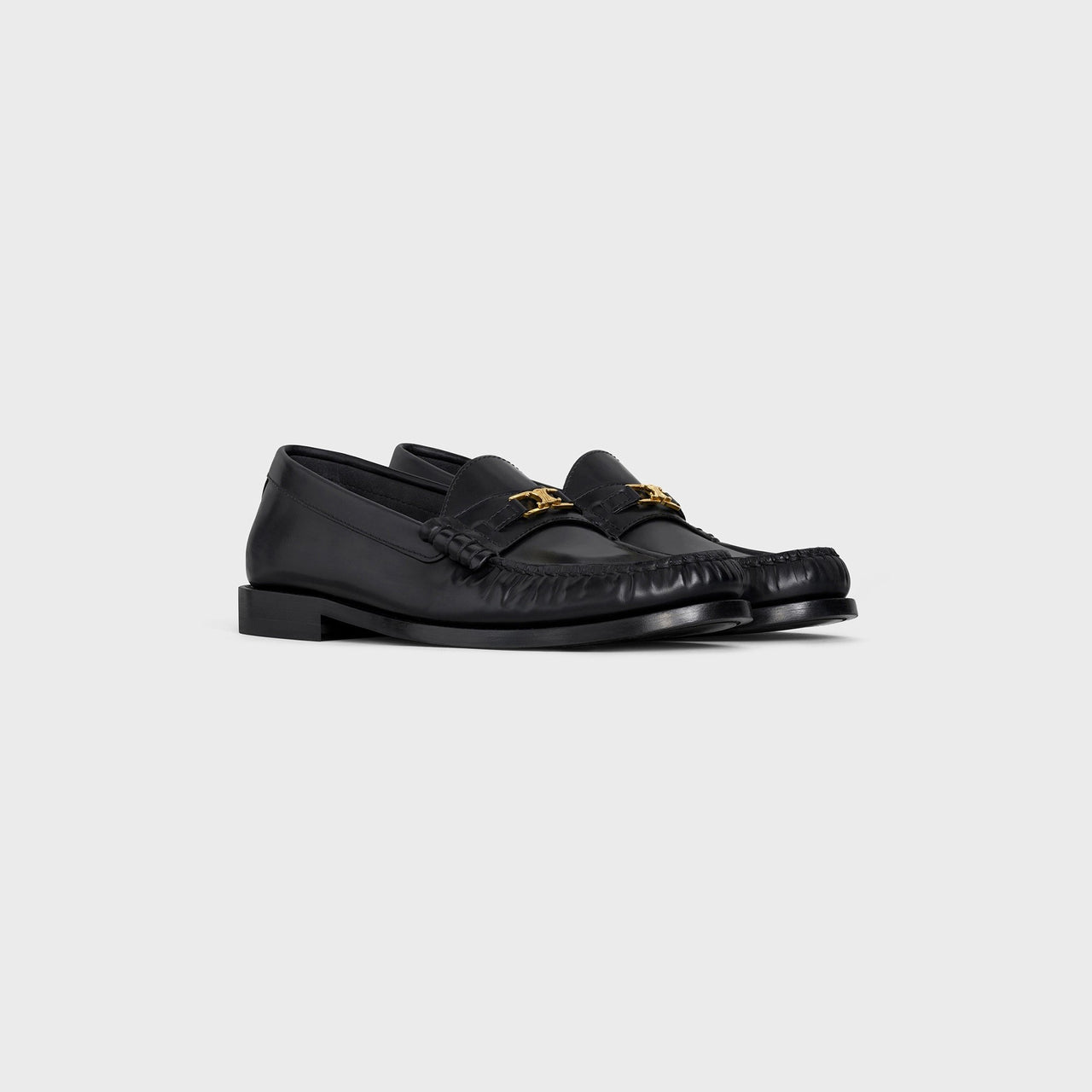 Celine Luco Triomphe Loafer – 採用拋光小牛皮，搭配品牌標誌性 Triomphe 細節，優雅而時尚。