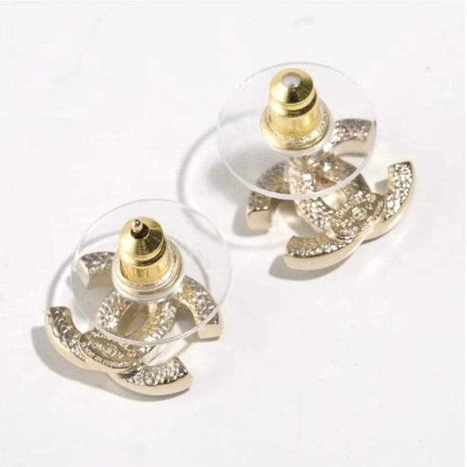 Chanel Earrings ABE100，配有標誌性雙C標誌，經典時尚配飾。