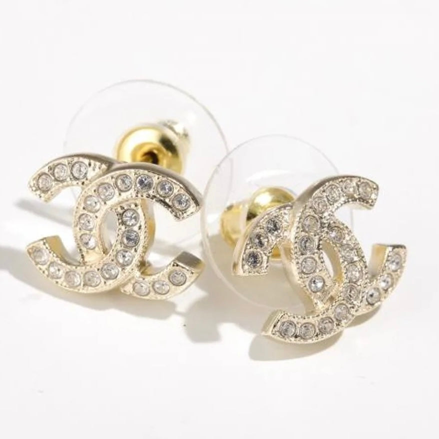 Chanel Earrings ABE100，配有標誌性雙C標誌，經典時尚配飾。