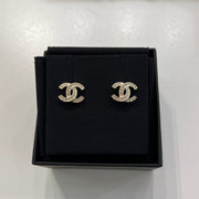 Chanel Earrings ABE835，配有標誌性雙C標誌，經典時尚配飾。