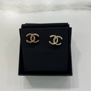 Chanel Earrings ABB798，配有標誌性雙C標誌，經典時尚配飾。