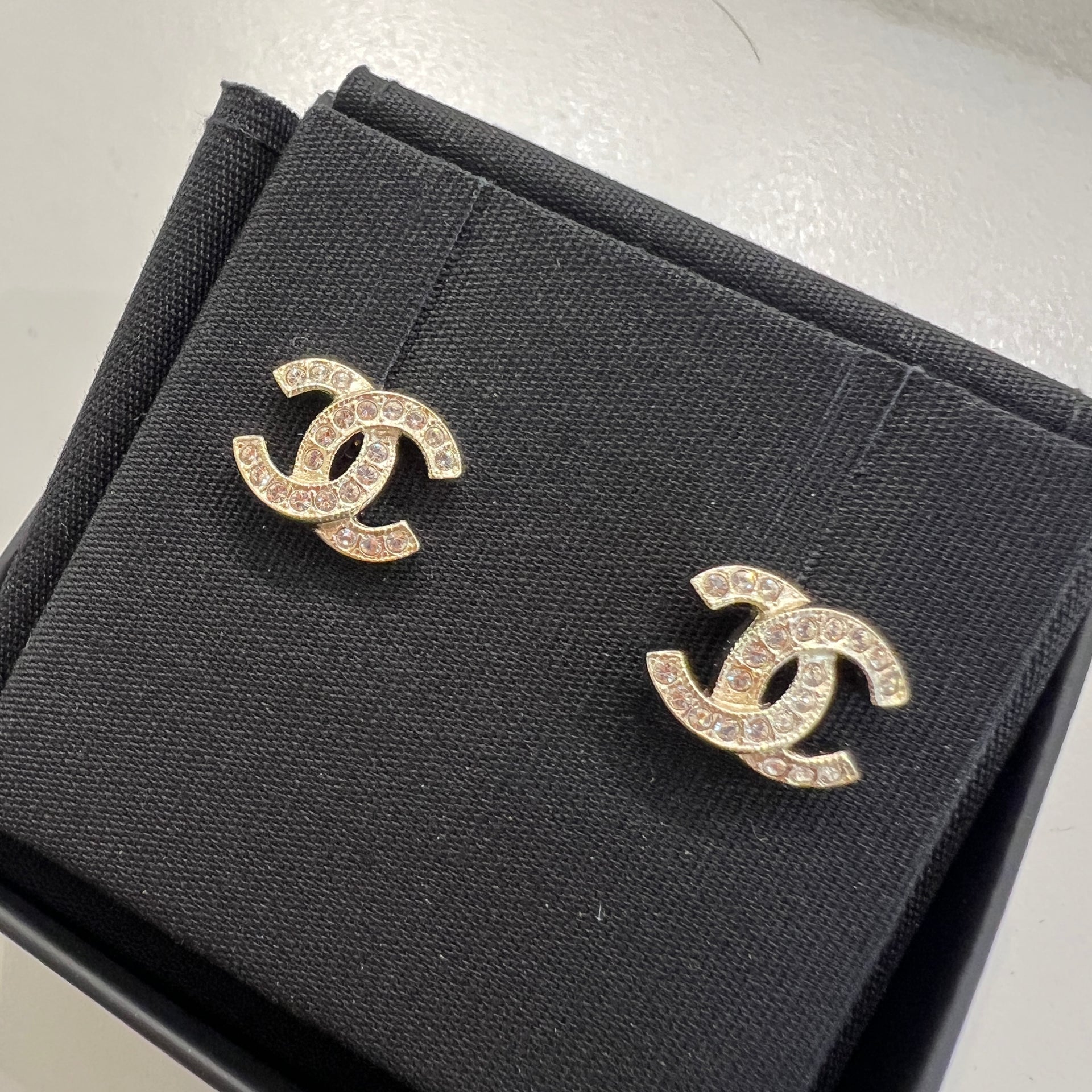 Chanel Earrings ABE835，配有標誌性雙C標誌，經典時尚配飾。