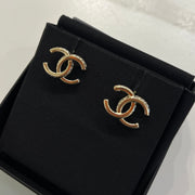 Chanel Earrings ABB798，配有標誌性雙C標誌，經典時尚配飾。