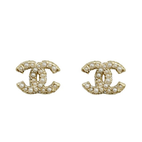 Chanel Earrings A64766，配有標誌性雙C標誌，經典時尚配飾。