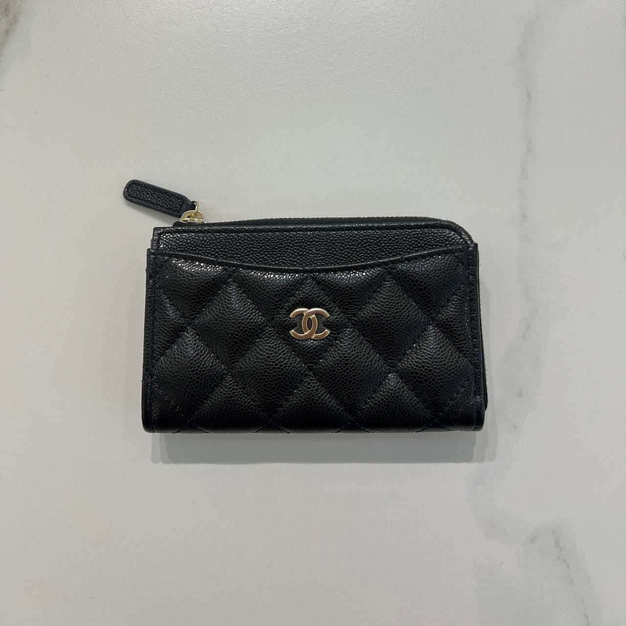 Chanel Cardholder with Zipper – 經典設計，結合品牌標誌性菱格紋與金屬 CC 標誌，輕便小巧，方便日常使用。