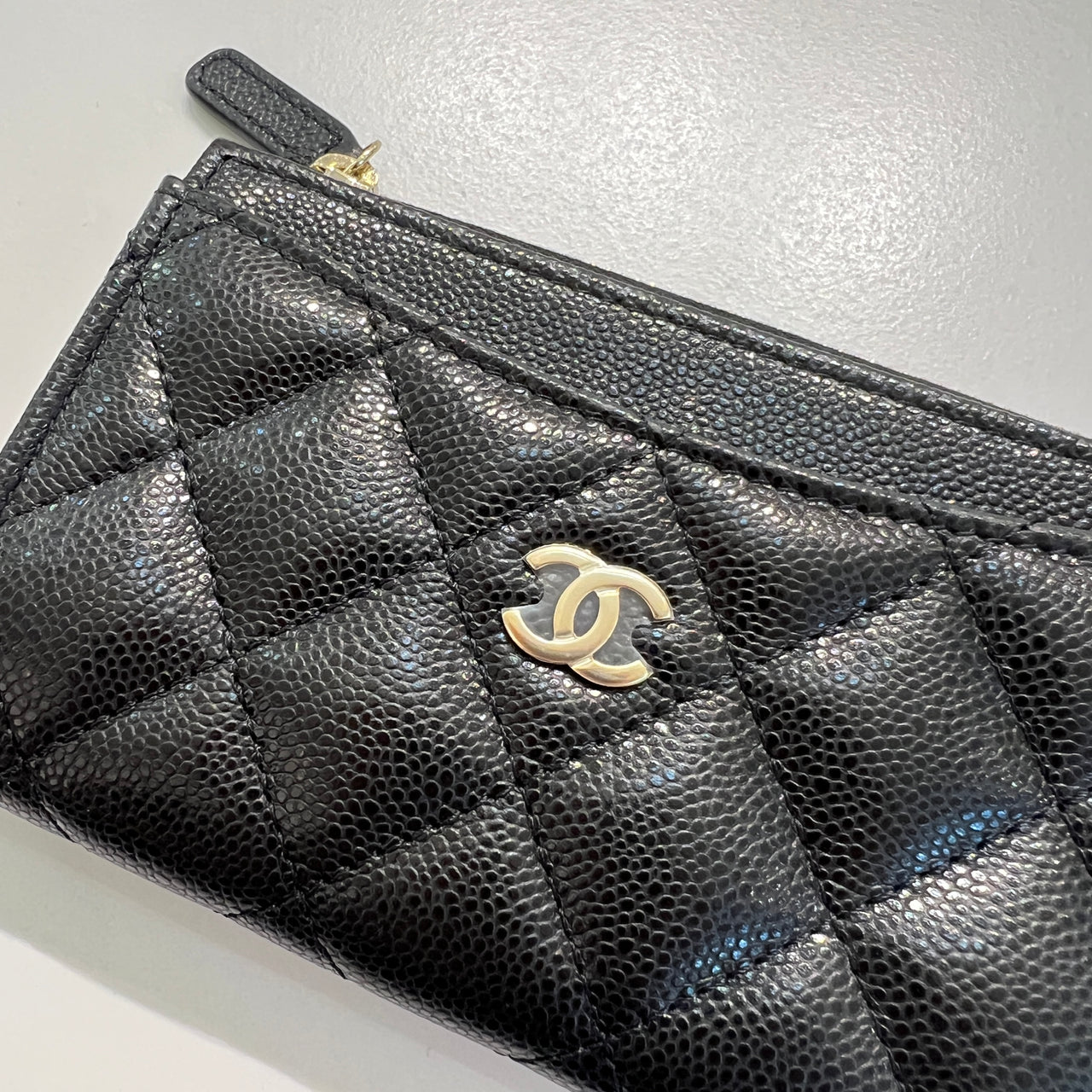 Chanel Cardholder with Zipper – 經典設計，結合品牌標誌性菱格紋與金屬 CC 標誌，輕便小巧，方便日常使用。