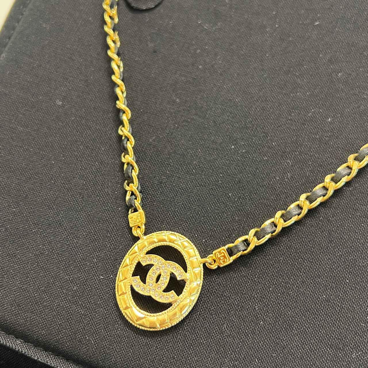 Chanel Choker，結合品牌標誌性 CC 標誌與精緻工藝，是打造高級造型的不二選擇。